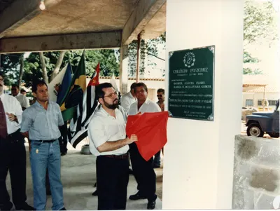 Descerramento da placa de inauguração do prédio próprio, em 1997