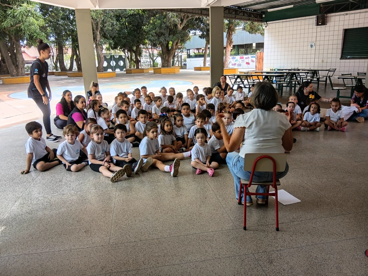 Alunos em roda de conversa na quadra do Colégio Posicruz