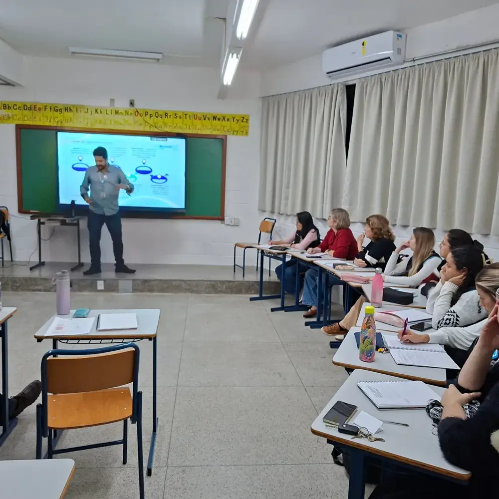 Alunos em sala de aula no Colégio Posicruz